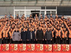 情系農(nóng)民工 蛇年送祝?！A兆控股為優(yōu)秀農(nóng)民工發(fā)放春節(jié)禮品